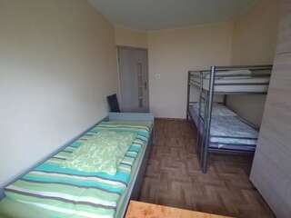 Хостелы Hostel u Ewy Сважендз Трехместный номер с основными удобствами и общей ванной комнатой-2